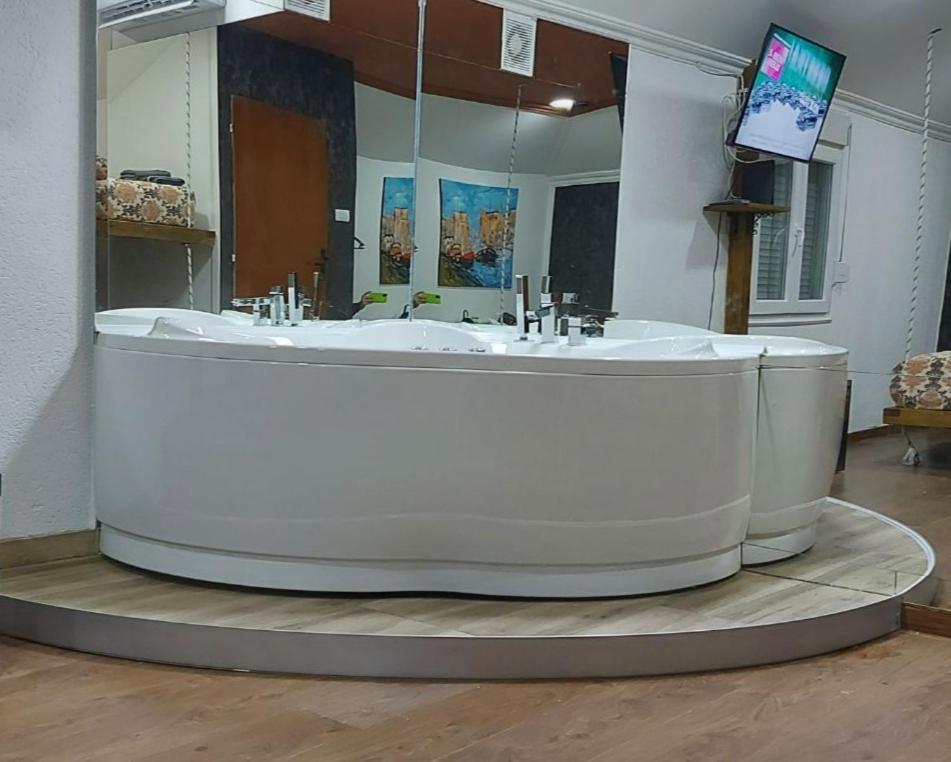 Mistik Secret Apartments Ягодина Екстериор снимка