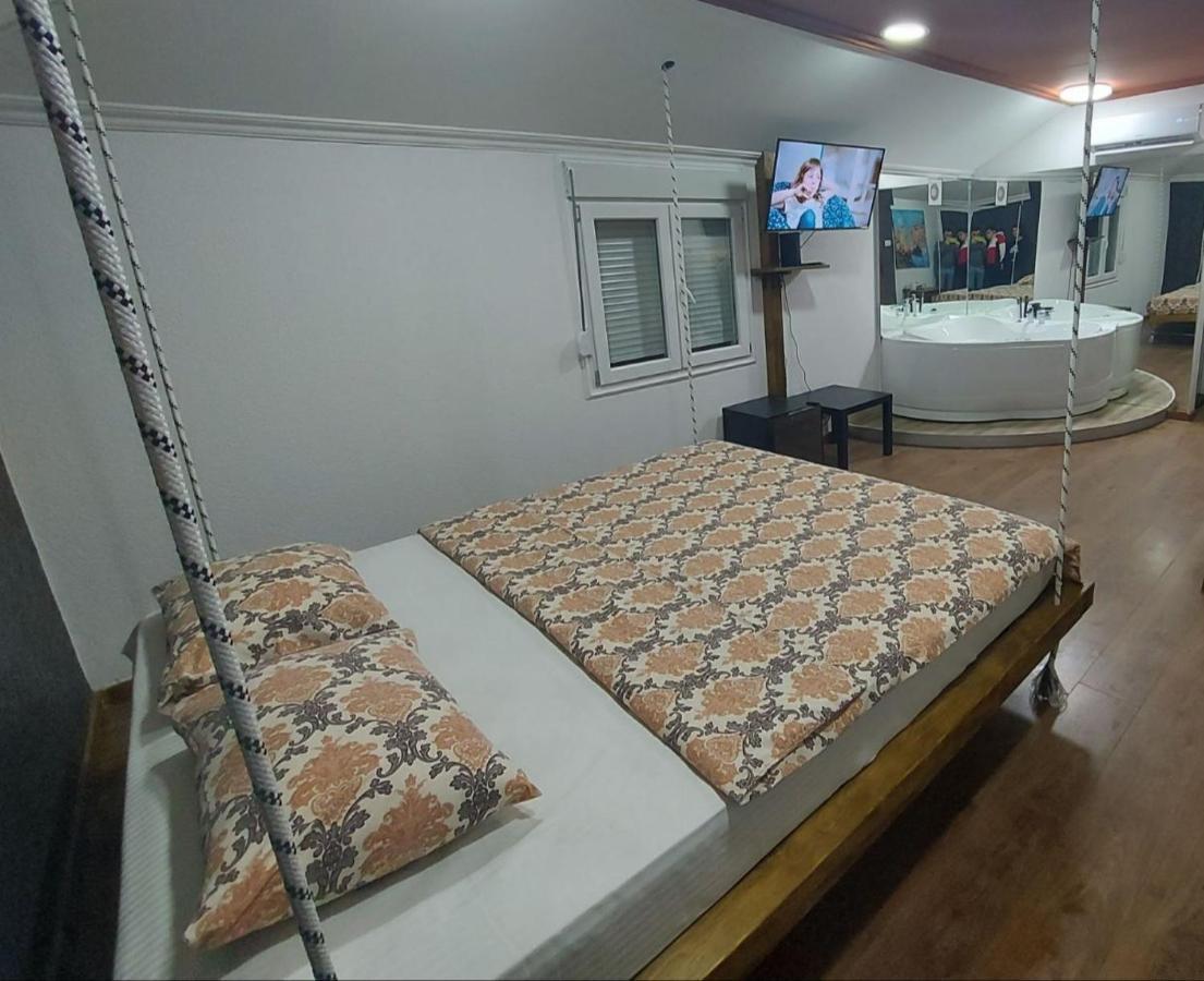 Mistik Secret Apartments Ягодина Екстериор снимка