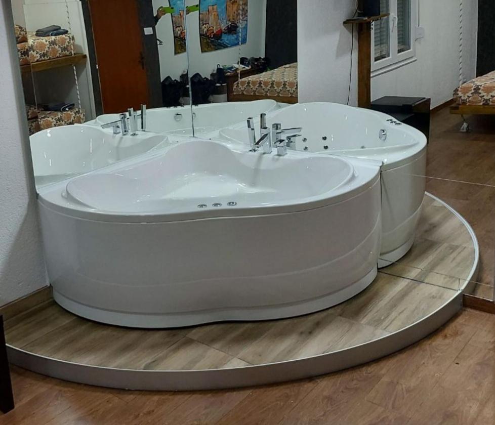 Mistik Secret Apartments Ягодина Екстериор снимка